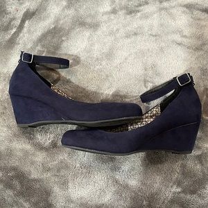 Size 7 Dark blue dress shoes lightly worn